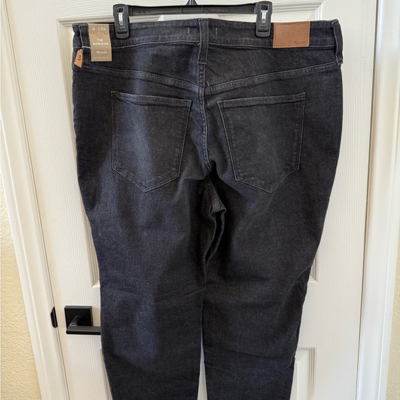 Madewell Women's Black Relaxed Jeans - Picture 7 of 7